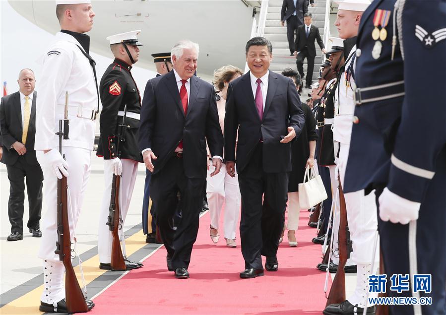 4月6日，國(guó)家主席習(xí)近平乘專機(jī)抵達(dá)美國(guó)佛羅里達(dá)州，將在海湖莊園同美國(guó)總統(tǒng)特朗普舉行中美元首會(huì)晤。習(xí)近平和夫人彭麗媛受到美國(guó)國(guó)務(wù)卿蒂勒森夫婦等熱情迎接。新華社記者 蘭紅光 攝 