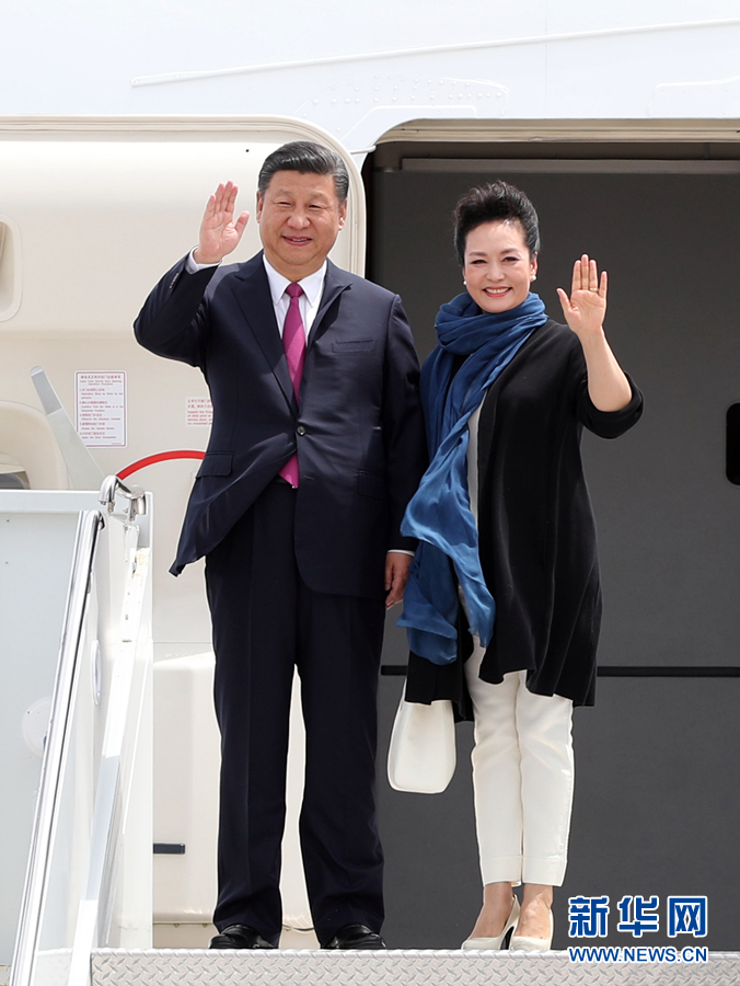4月6日，國(guó)家主席習(xí)近平乘專機(jī)抵達(dá)美國(guó)佛羅里達(dá)州，將在海湖莊園同美國(guó)總統(tǒng)特朗普舉行中美元首會(huì)晤。這是習(xí)近平和夫人彭麗媛步出機(jī)艙。新華社記者 劉衛(wèi)兵 攝 