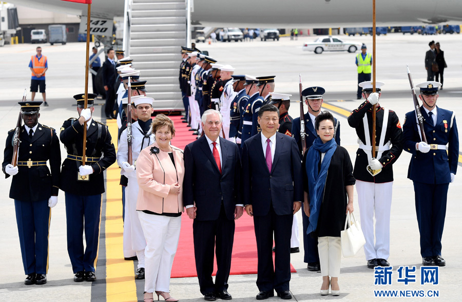 4月6日，國(guó)家主席習(xí)近平乘專機(jī)抵達(dá)美國(guó)佛羅里達(dá)州，將在海湖莊園同美國(guó)總統(tǒng)特朗普舉行中美元首會(huì)晤。習(xí)近平和夫人彭麗媛受到美國(guó)國(guó)務(wù)卿蒂勒森夫婦等熱情迎接。新華社記者 吳曉凌 攝