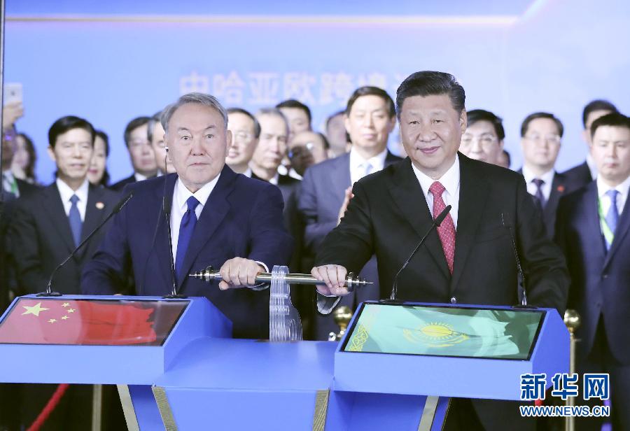 6月8日，正在哈薩克斯坦訪問(wèn)的國(guó)家主席習(xí)近平在哈薩克斯坦總統(tǒng)納扎爾巴耶夫陪同下，參觀阿斯塔納專(zhuān)項(xiàng)世博會(huì)中國(guó)國(guó)家館，并共同出席中哈亞歐跨境運(yùn)輸視頻連線儀式。這是在中國(guó)國(guó)家館舉行的中哈亞歐跨境運(yùn)輸視頻連線儀式上，兩國(guó)元首共同推動(dòng)操控桿，視頻顯示中哈連云港物流合作基地和“霍爾果斯－東大門(mén)”經(jīng)濟(jì)特區(qū)無(wú)水港兩個(gè)分會(huì)場(chǎng)四列火車(chē)?guó)Q笛開(kāi)行。新華社記者 丁林 攝