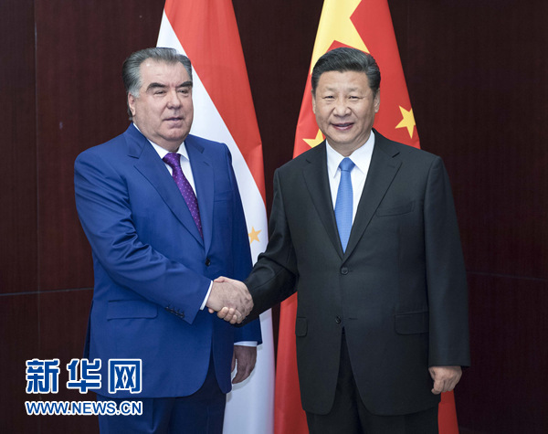 6月9日，國(guó)家主席習(xí)近平在阿斯塔納會(huì)見(jiàn)塔吉克斯坦總統(tǒng)拉赫蒙。新華社記者 李濤 攝
