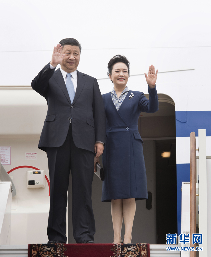 7月3日，國家主席習(xí)近平乘專機(jī)抵達(dá)莫斯科，開始對(duì)俄羅斯聯(lián)邦進(jìn)行國事訪問。這是習(xí)近平和夫人彭麗媛步出艙門。 新華社記者 李學(xué)仁 攝