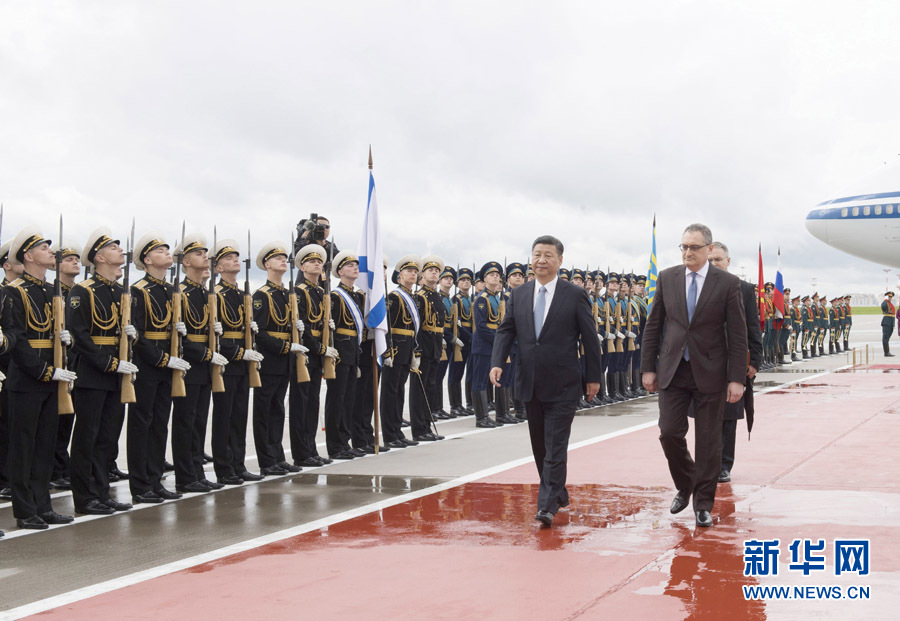 7月3日，國家主席習(xí)近平乘專機(jī)抵達(dá)莫斯科，開始對(duì)俄羅斯聯(lián)邦進(jìn)行國事訪問。這是習(xí)近平出席機(jī)場歡迎儀式。 新華社記者 李學(xué)仁 攝