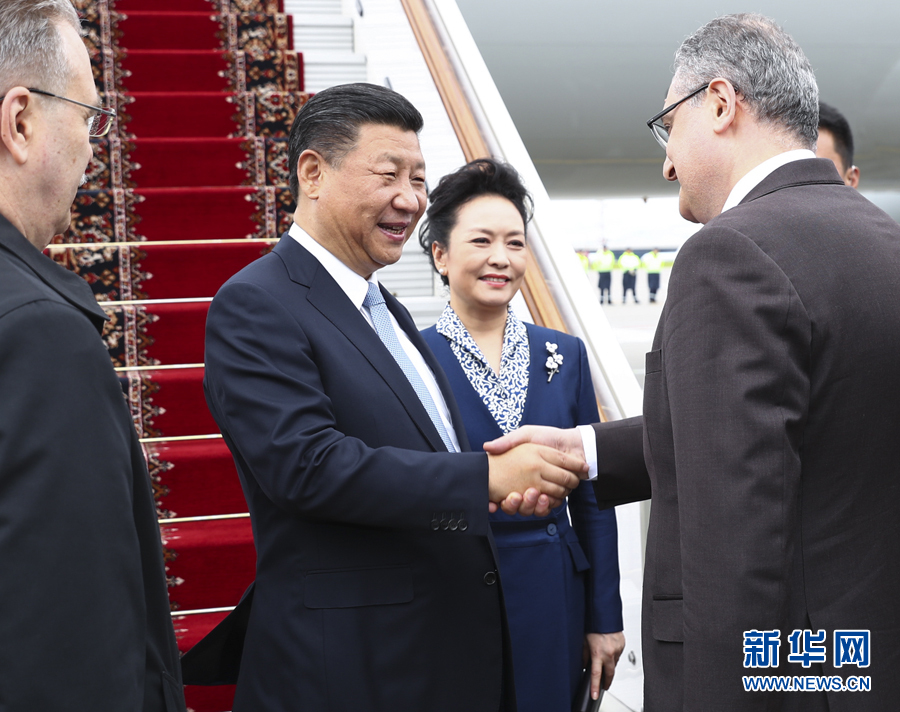 7月3日，國家主席習(xí)近平乘專機(jī)抵達(dá)莫斯科，開始對(duì)俄羅斯聯(lián)邦進(jìn)行國事訪問。這是習(xí)近平和夫人彭麗媛受到俄羅斯政府高級(jí)官員熱情迎接。新華社記者 謝環(huán)馳 攝 