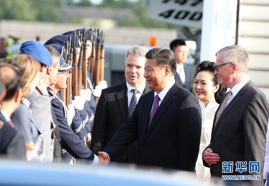 7月4日，國家主席習近平乘專機抵達柏林，開始對德意志聯(lián)邦共和國進行國事訪問。德國政府高級官員在舷梯旁迎接習近平和夫人彭麗媛。新華社記者 姚大偉 攝