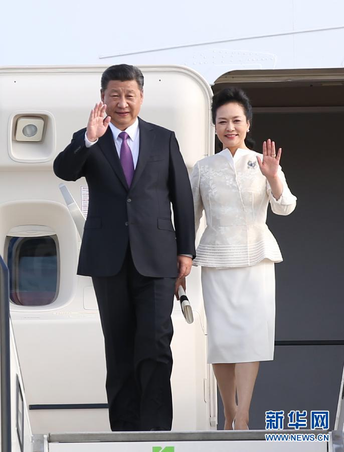 7月4日，國家主席習近平乘專機抵達柏林，開始對德意志聯(lián)邦共和國進行國事訪問。這是習近平和夫人彭麗媛步出艙門。 新華社記者 姚大偉 攝