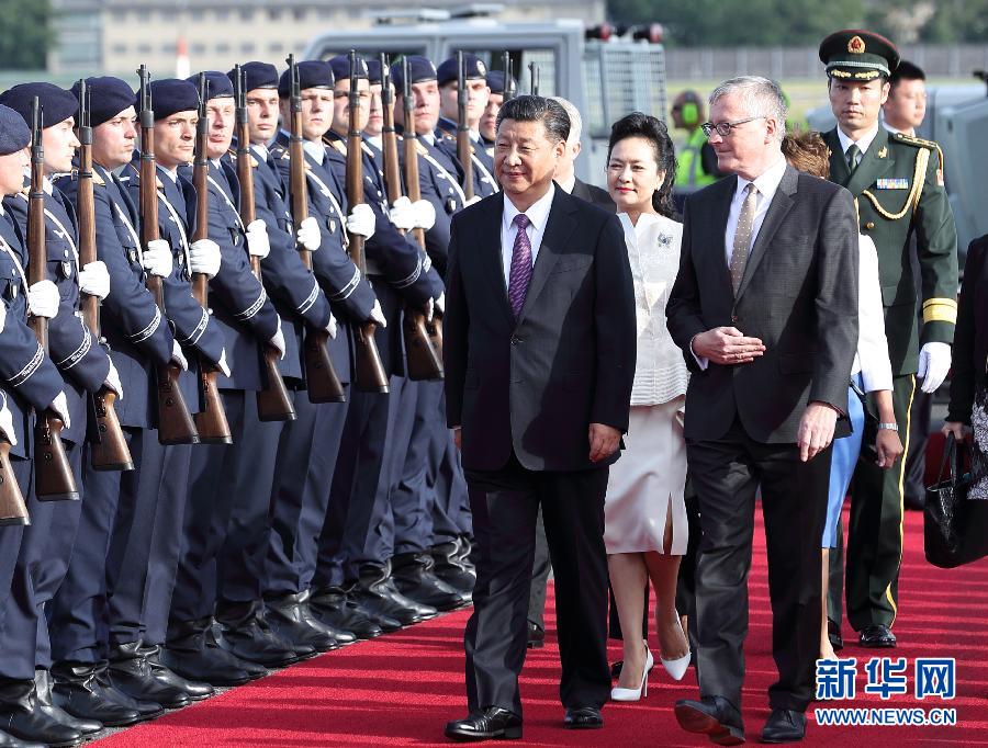 7月4日，國家主席習近平乘專機抵達柏林，開始對德意志聯(lián)邦共和國進行國事訪問。德國政府高級官員在舷梯旁迎接習近平和夫人彭麗媛。新華社記者 王曄 攝