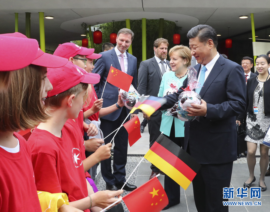 7月5日，國家主席習(xí)近平同德國總理默克爾共同出席柏林動物園大熊貓館開館儀式。這是習(xí)近平向現(xiàn)場的孩子們贈送大熊貓毛絨玩具。 新華社記者謝環(huán)馳 攝