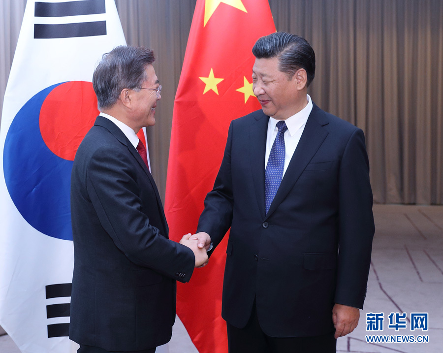 7月6日，國(guó)家主席習(xí)近平在柏林會(huì)見(jiàn)韓國(guó)總統(tǒng)文在寅。 新華社記者 王曄攝