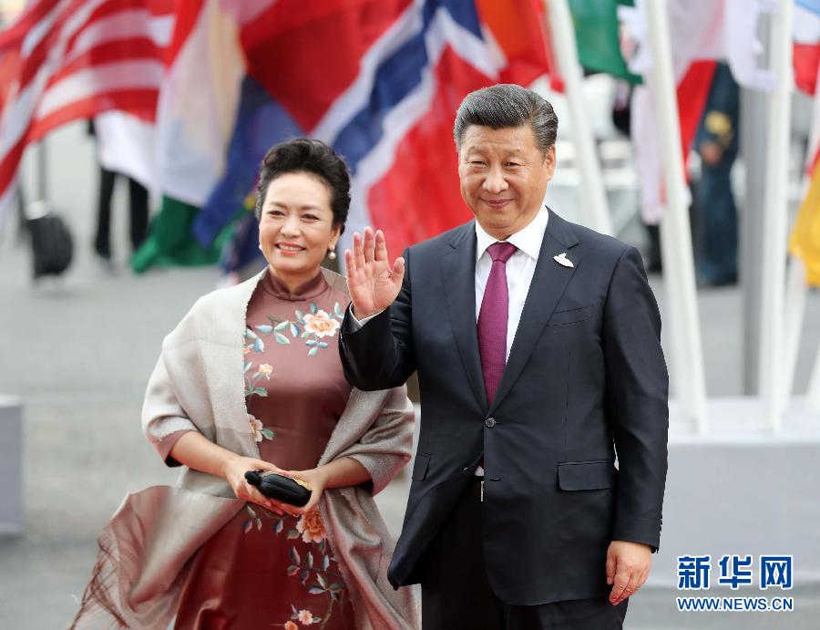 7月7日，二十國集團(tuán)領(lǐng)導(dǎo)人第十二次峰會(huì)在德國漢堡舉行。國家主席習(xí)近平出席并發(fā)表題為《堅(jiān)持開放包容　推動(dòng)聯(lián)動(dòng)增長》的重要講話。這是習(xí)近平和夫人彭麗媛出席漢堡峰會(huì)舉行的音樂會(huì)。新華社記者 劉衛(wèi)兵 攝 