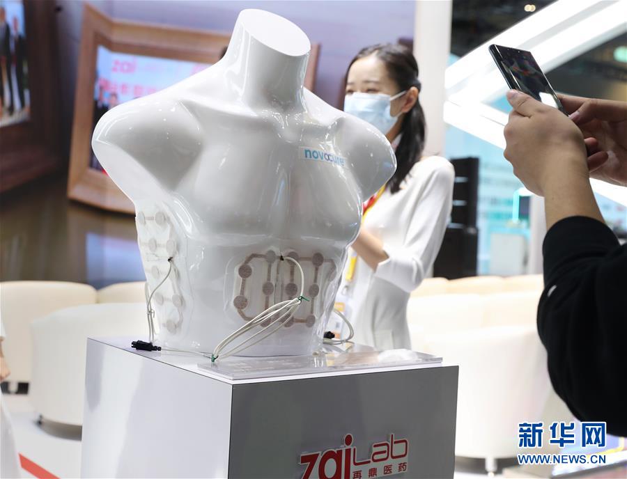 （第三屆進(jìn)博會(huì)·圖文互動(dòng)）（2）新疫苗、新療法，進(jìn)博會(huì)最“火爆”展區(qū)見(jiàn)聞