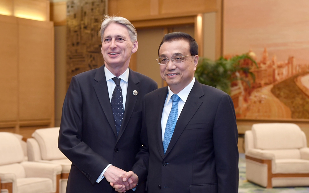 李克強(qiáng)會(huì)見英國(guó)首相特使、財(cái)政大臣哈蒙德