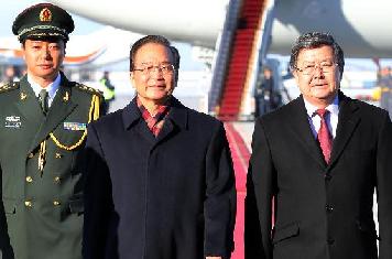 溫家寶抵達(dá)比什凱克出席上海合作組織成員國(guó)總理第十一次會(huì)議并對(duì)吉爾吉斯斯坦進(jìn)行正式訪(fǎng)問(wèn)